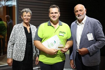 Heinz Ziegler (Mitte)
mit BGL-Vizeprsidentin Pia Prger und dem Vorsitzenden der Bewertungskommission Rudolf Horstmann.