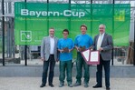 Präsident Ulrich Schäfer (li) überreicht mit Bamberger 
Stadtrat Andreas Grader den Bayern Cup 2012 an Michael Zäh und Ludwig Reichl.