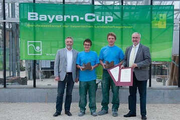 Prsident Ulrich Schfer (li) berreicht mit Bamberger 
Stadtrat Andreas Grader den Bayern Cup 2012 an Michael Zh und Ludwig Reichl.
