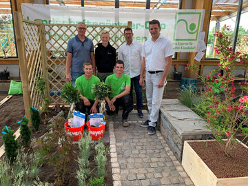 Das Siegerteam (v.l.n.r.) Konstantin Will und Christian Vieth von der Hahn 
Grten OHG mit Clemens Hahn, Junior, FGL-Ausschussvorsitzendem Paul Sonntag und 
FGL-Regionalprsident Thringen Udo Lindenlaub.