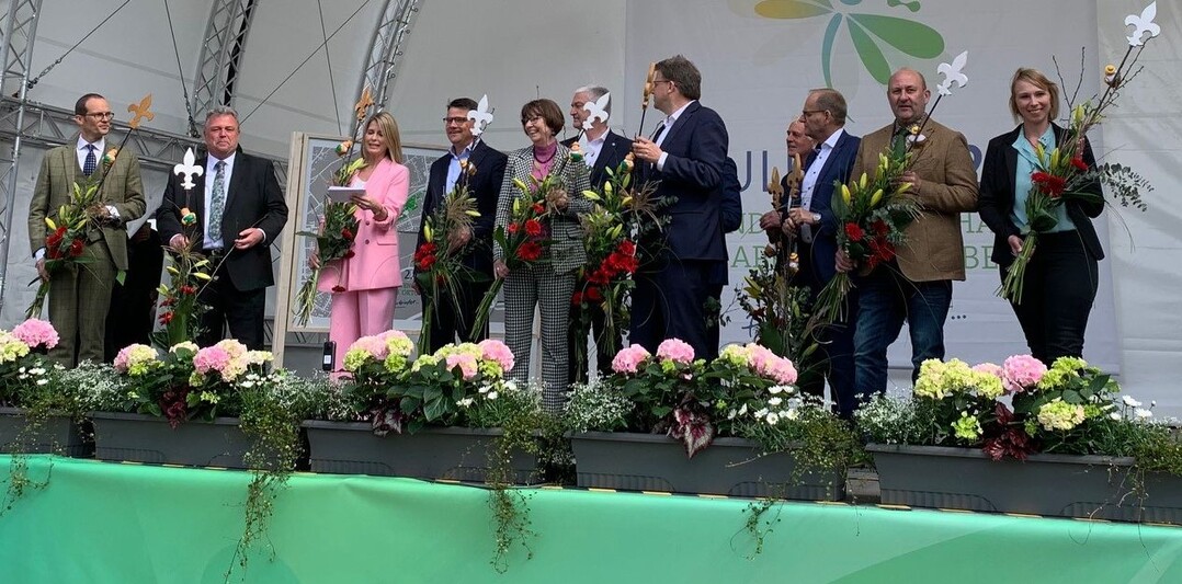 Von rechts: FGL-Geschftsfhrerin Carolin Leist und Prsident Karsten Hain, Brgermeister Dag Wehner, LGS-GeschftsfhrerMarcus Schlag,  Oberbrgermeister Dr. Heiko Wingenfeld, Landrat Bernd Woide, Umweltministerin Priska Hinz, Ministerprsident Boris Rhein, Moderatorin Valerie Niehaus, LGS-Geschftsfhrer Ulrich Schmitt,Stadtbaurat Daniel Schreiner