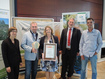 Auszeichnung des Projektes "Naturnahe Firmengelnde" als UN-Dekade Biologische Vielfalt (von links): Andrea Hoffmann (Projektleiterin), Michael Beier (Vorstand Heinz Sielmann Stiftung), Helga Inden-Heinrich (Geschftsfhrerin Deutscher Naturschutzring), Christian Harder (Geschftsfhrer Elbtalaue Naturkost/Leuchtturmprojekt), Volker Kranz (baumrausch).