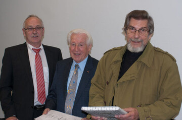 Der Vorsitzende des Freundeskreises, Engelbert Lehmacher, ehrt Prof. Niesel und Prof. Menzinger mit der Ehrenmitgliedschaft des Freundeskreises fr ihre Verdienste um die Hoch-schule Osnabrck und den Freundeskreis (v.l.n.r.).