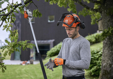 Hervorragender Tragekomfort und optimaler Schutz vor mechanischen Verletzungen  Husqvarna erweitert sein Sortiment u. a. um den Functional Light Vent Handschuh.