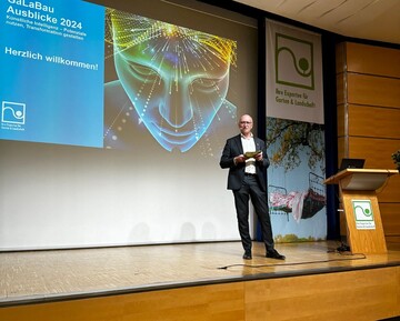 Knstliche Intelligenz war das Thema der GaLaBau Ausblicke. Josef Mennigmann, Prsident VGL NRW, begrte die Gste im Congress Center Ost.