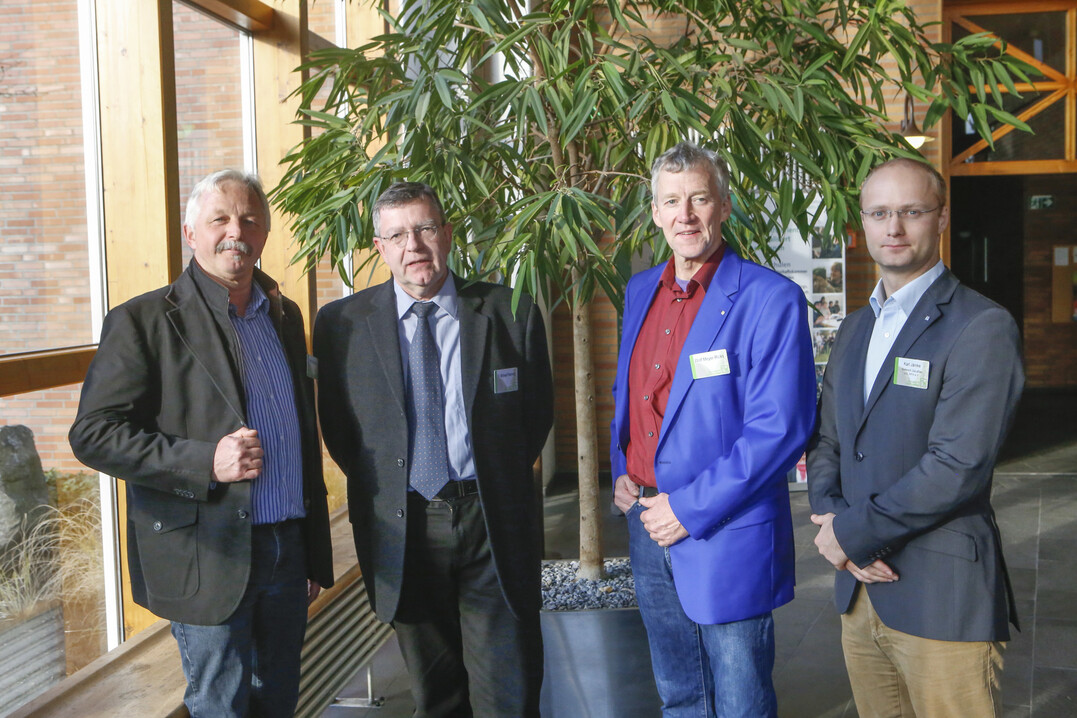 Mit Piet Werland (v. l.), Dr. rer. nat Michael Flemming und Wolf Meyer-Ricks konnte Karl Jnike vom Verband Garten-, Landschafts- und Sportplatzbau NRW drei praxiserfahrene Referenten zur Fachtagung in Mnster-Wolbeck begren.