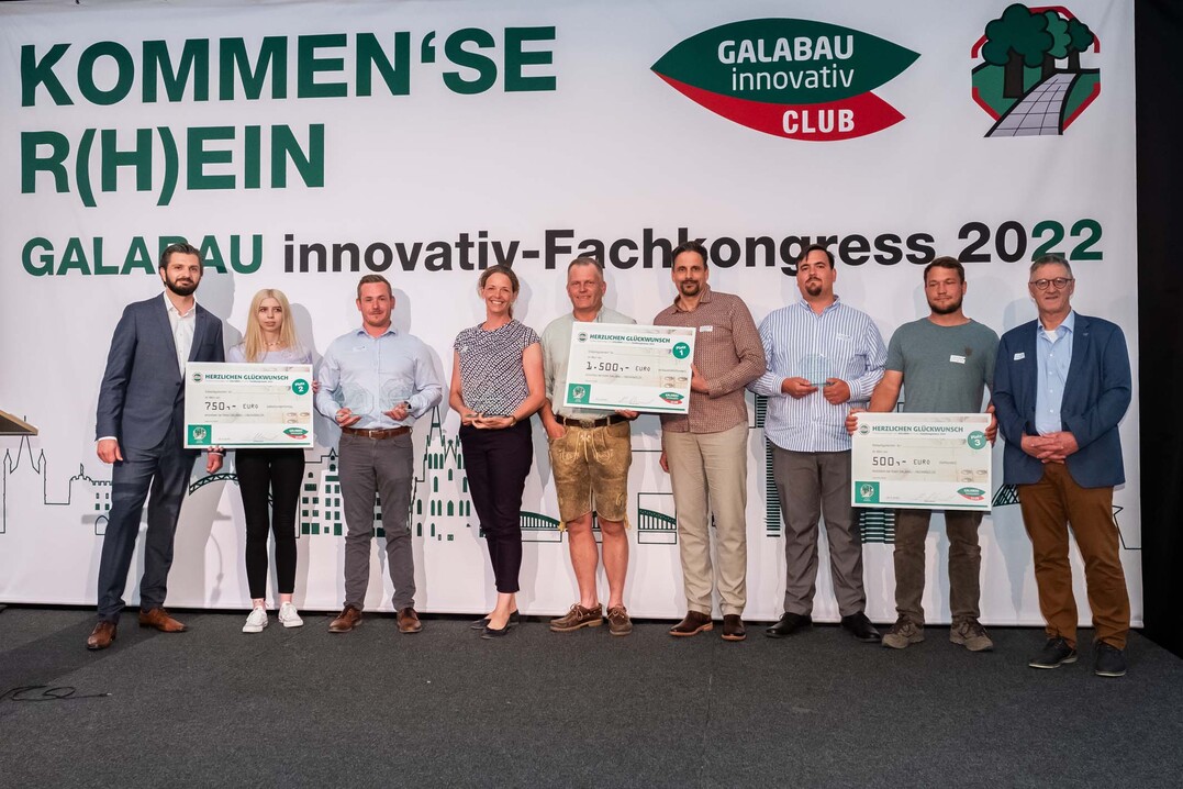 Elisabeth und Florian Vierthaler (4. und 5. v.l.) aus Kranzberg freuten sich über den ersten Preis beim Garten-Wettbewerb der hagebau.