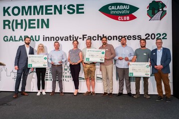 Elisabeth und Florian Vierthaler (4. und 5. v.l.) aus Kranzberg freuten sich ber den ersten Preis beim Garten-Wettbewerb der hagebau.