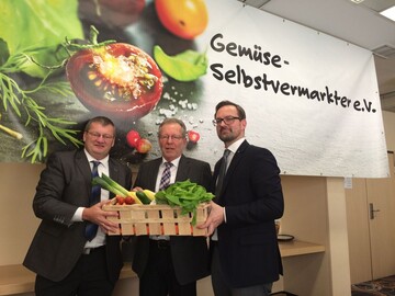 Michael Brckner, MdL, Gerhard Kiemle, Vorsitzender Gemse-Selbstvermarkter e.V. und Bertram Fleischer, ZVG-Generalsekretr, (v.l.n.r.) wrdigten die Leistung der Selbstvermarkter.