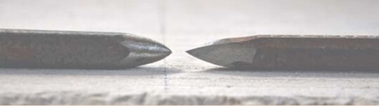 Die Nahaufnahme zeigt den Unterschied zwischen den Spitzenformen bei den Hartmetall- (links) und den geschmiedeten Sandsteinspitzeisen (rechts) ...