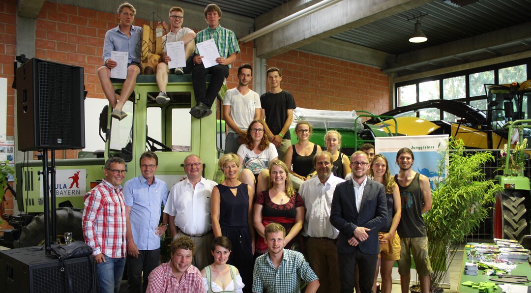 Die Gewinnerteams am Abend nach der Siegerehrung in der Halle 5 der DEULA zusammen mit den Ehrengästen.