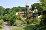 Therapie im Grünen: Das Hundertwasserhaus in Essen beherbergt die Familien von Kindern, die im angrenzenden Universitätsklinikum behandelt werden.