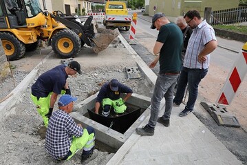Das fertige Baumquartier wird berpflastert.