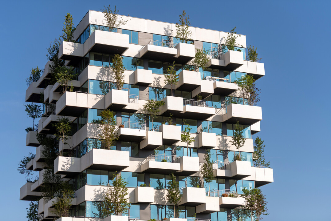 Mehr Grn in Stdten: Bume finden mit GEFA-Systemen wie TREELOCK sicheren Halt und dank einer optimalen Versorgung Nhrstoffe und Wasser auch auf kleinstem Raum. Der Trudo Toren in Eindhoven, Niederlande.