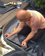 Teich-i-tekt Walter Both beim Verlegen