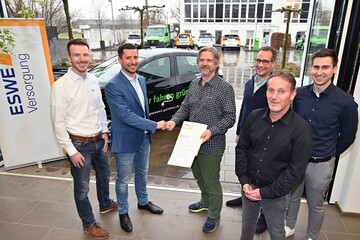 Die Tinte ist trocken: Der Vertragsabschluss bei Gramenz mit (v. l.) Johannes Kraft (Projektleiter ESWE), Erik Dahlhuser (Geschftskundenbetreuer ESWE), den Geschftsfhrern Roland Gramenz, Sven Rosenberg, David Berger sowie Gramenz-Projektleiter Frederik Klingler.