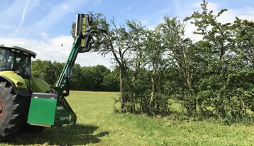 Schlagkraft: Der GreenTec Astschneider RM 232 mit 2,3 m Arbeitsbreite schneidet und zerkleinert ste bis zu 40 mm Durchmesser in einem Arbeitsgang