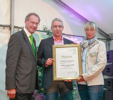 Fr ein 50-jhriges Verbandsengagement wurde die Ludger Groppe GmbH, Dortmund, geehrt. Geschftsfhrer Ludger Groppe jun. (Mitte) und seine Gattin Claudia Groppe (r.) nahmen in Oberhausen die Glckwnsche und Urkunde von Hans Christian Leonhards (l.), Prsident des Verbandes GaLaBau NRW, entgegen. Foto: GaLaBau NRW