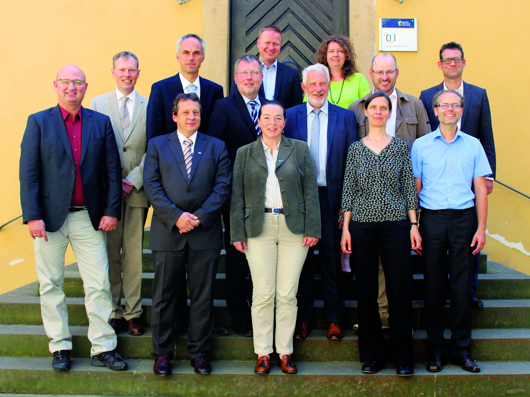 Die Gründungsmitglieder: (1. Reihe v.l.n.r.) Prof. Sigurd Henne, HfWU-Rektor Prof. Dr. Andreas Frey, Prof. Dr. Carola Pekrun, Prof. Dr. Nicole Pfoser und Ralf Walker. 2. Reihe v.l.n.r.: die Bürgermeister Torsten Hooge und Matthias Ruckh, Dieter Schenk (ZinCo), Oberbürgermeister Otmar Heirich, Albrecht Bühler (Verband Garten-, Landschafts- und Sportplatzbau Baden-Württemberg), Dr. Gunter Mann, Präsident Bundesverband GebäudeGrün, Oberste Reihe: Markus Grupp, Landratsamt Esslingen, und Claudia Scharr (Geschäftsstelle)