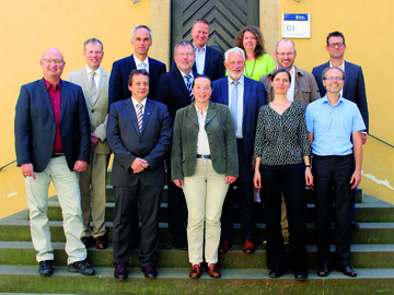 Die Grndungsmitglieder: (1. Reihe v.l.n.r.) Prof. Sigurd Henne, HfWU-Rektor Prof. Dr. Andreas Frey, Prof. Dr. Carola Pekrun, Prof. Dr. Nicole Pfoser und Ralf Walker. 2. Reihe v.l.n.r.: die Brgermeister Torsten Hooge und Matthias Ruckh, Dieter Schenk (ZinCo), Oberbrgermeister Otmar Heirich, Albrecht Bhler (Verband Garten-, Landschafts- und Sportplatzbau Baden-Wrttemberg), Dr. Gunter Mann, Prsident Bundesverband GebudeGrn, Oberste Reihe: Markus Grupp, Landratsamt Esslingen, und Claudia Scharr (Geschftsstelle)