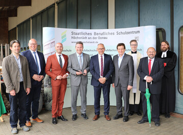(Jochen Henning, VGL Bayern), v.l.: Architekt Tobias Zeitter, Gerrit Maneth, 1. Brgermeister von Hchstdt a.d. Donau, Dr. Fabian Mehring, MdL, Leo Schrell, Landrat im Landkreis Dillingen a.d. Donau, Schulleiter Gerhard Wei, Georg Winter, MdL, Stadtpfarrer Daniel Ertl, Gerhard Zh, Prsident des VGL Bayern, und Pfarrer Wolfram Schrimpf bei der Grundsteinlegung fr den Neubau und die Sanierung der Staatlichen Berufsschule Hchstdt an der Donau.