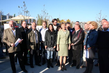 Staatssekretrin Friedlinde Gurr-Hirsch MdL (grnes Kostm), Vorstandsmitglied Uschi App (Jeansjacke) sowie die austellenden Landschaftsgrtner. 

