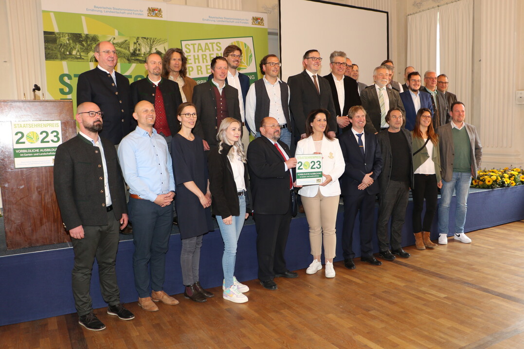 Michaela Kaniber (Mitte), Bayerische Staatsministerin fr Ernhrung, Landwirtschaft und Fors-ten, und Gerhard Zh (links), Prsident des Verbandes Garten-, Landschafts- und Sportplatzbau Bayern, zusammen mit den Preis-trgerinnen und Preistrgern der Staatsehrenpreise fr vorbildliche Ausbildung im Garten- und Landschaftsbau 2023.