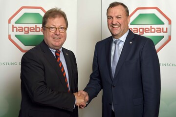 Hartmut Richter (links) geht  Johannes Schuller kommt: hagebau Gruppe mit neuem AR-Vorsitzenden.