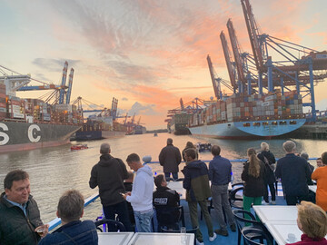 Der Sonne entgegen: die Landschaftsgrtner bei der Einfahrt in den Hamburger Hafen.