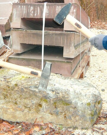 Das Prinzip bleibt das gleiche: Ein Hammer, hier im Bild ein Spalthammer, wird von einem zweiten Hammer getrieben. 