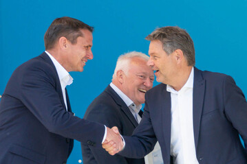 Steffen Firchau, Geschftsfhrer (links) und Dr. Robert Habeck, Bundeswirtschaftsminister)