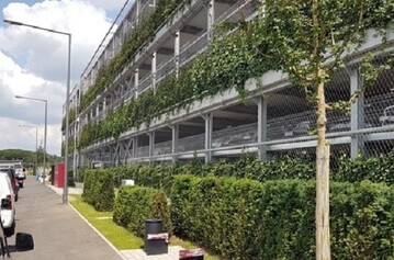 Das neue, hochmoderne Parkhaus im Quartier ist bereits fertiggestellt. Insgesamt wurden 300 Meter Pflanzgefe an dem Gebude angebracht. 