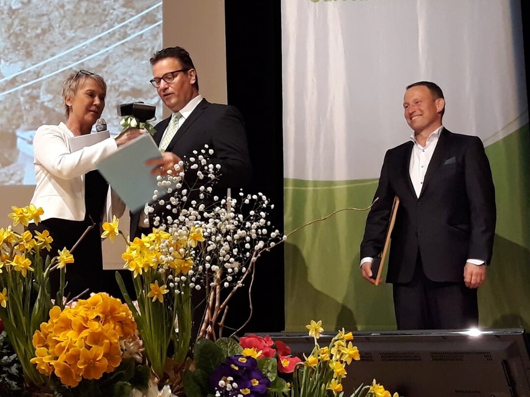 Thomas Heumann (rechts) freut sich schon, während SWR-Moderatorin Andrea Müller und Landwirtschaftsministerin Peter Hauk die Ehrung für den Landschaftsgärtner noch vorbereiten.