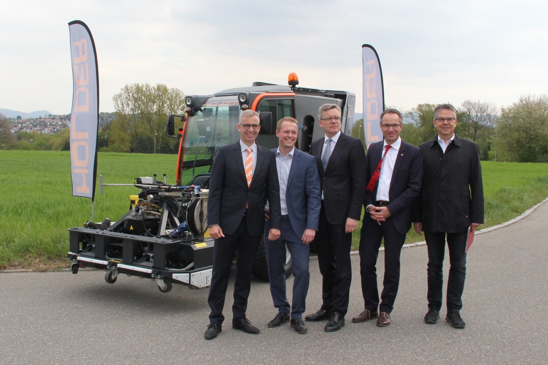 Bei der offiziellen Bekanntgabe des Firmenumzugs v.l.: Andreas Vorig (Vorsitzender der Geschäftsführung Max Holder GmbH), Christian Mayer (technischer Geschäftsführer Max Holder GmbH), Alexander Kreher (Finanz- und Wirtschaftsbürgermeister Stadt Reutlingen), Bernd Haug (Bürgermeister Kirchentellinsfurt), Berthold Negwer (kommissarischer Amtsleiter Amt für Wirtschaft und Immobilien Stadt Reutlingen)