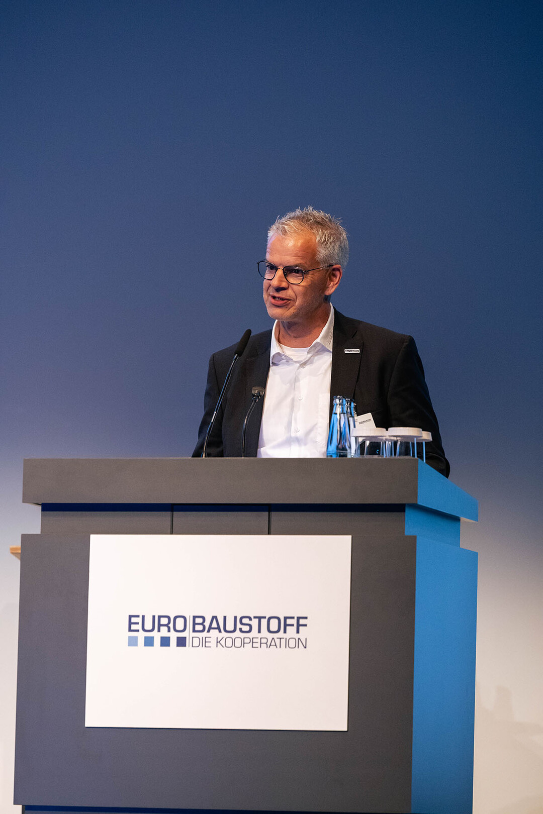 Holger Reviol bedankte sich als neuer Geschftsfhrer Finanzen und Nachfolger von Jrg Hoffmann in Hamburg fr das Vertrauen.