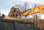 Mit dem RotoTop am Baggerstiel können hochbordige LKWs mit dem Mini-/Midibagger von der Tieflöffel- in die Hochlöffelstellung
drehen. Geleert wird der Löffel durch die Drehfunktion. Das macht bei einem 3,5 t Bagger schon mal einen Meter mehr Ladehöhe
aus.