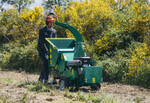 Für eine rasche Holzzerkleinerung am Einsatzort haben sich die mobilen HS Holzhäcksler der
Firma VOGT im Garten-Landschaftsbau sowie bei Baumpflegern und Dienstleistern etabliert.
