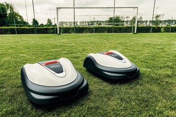 Ein neues Steuergert koordiniert die Zusammenarbeit mehrerer Honda-Mhroboter zur Pflege groer Rasenflchen wie Sportpltze und Parkanlagen.