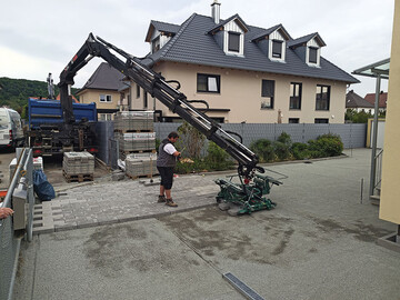 Tetrago Fugenstein 8,5 mm mit Hunklinger Pflastergreif HP30 am Ladekran