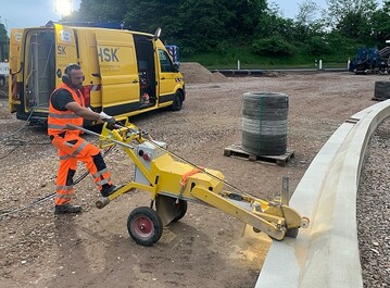 Mit dem Schneidgert kann HSK 
Fugenschnitte selbst in sehr breite 
Betonprofile einbringen. Hier eine 
Bordanlage mit 50 cm Breite, aber auch 
1,30 m breite Profile knnen bearbeitet 
werden. 