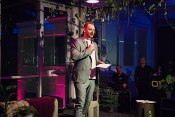 Dominik Heinzelmann, Gründer und Geschäftsführer der hTRIUS GmbH bei der Eröffnungsrede auf der Bühne.