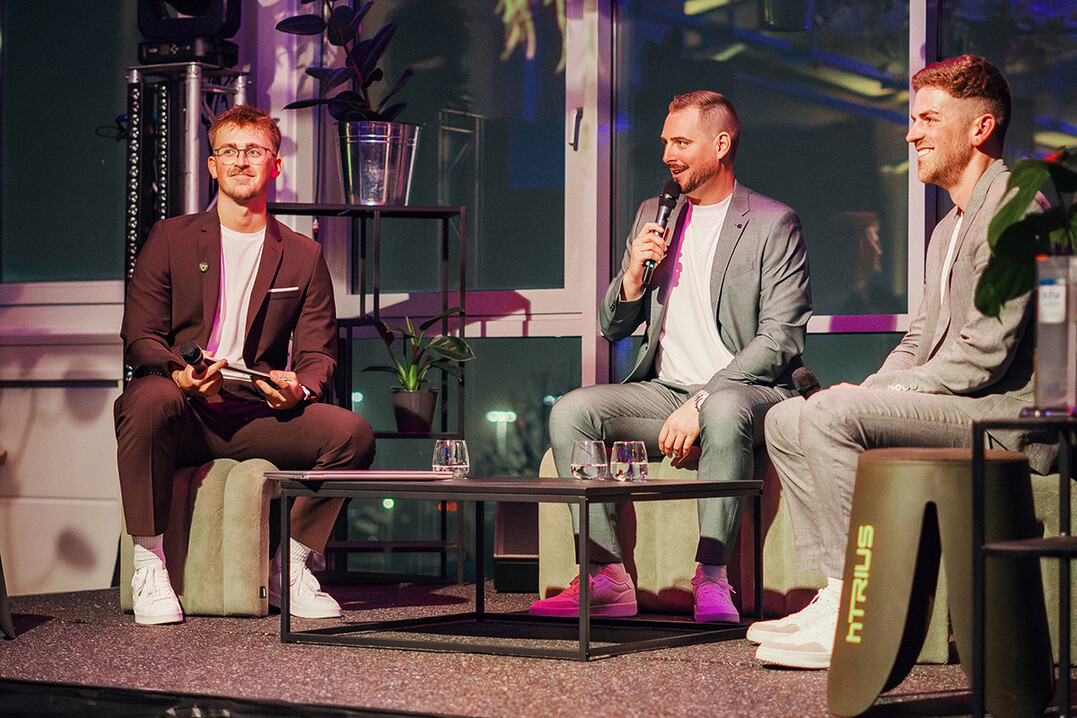 V. l. n. r.: Oliver Flug, Marketing Manager, Dominik Heinzelmann, Gründer und Geschäftsführer und Jonas Haag, Betriebsleiter (COO) der hTRIUS GmbH beim Talk-Format auf der Bühne.