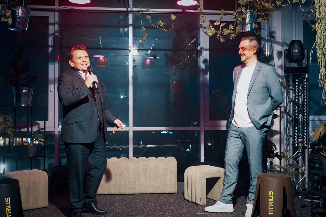 V. l. n. r.: Ralph Zimmermann, Bürgermeister der Stadt Horb, Dominik Heinzelmann, Gründer und Geschäftsführer der hTRIUS GmbH bei der Eröfnnungsrede auf der Bühne.