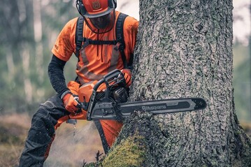 Erstklassige Schnittleistung und hohe Zuverlssigkeit dank neuer Starttechnologie: Mit der 592 XP bewltigen Profi-Forstarbeiter auch die hrtesten Arbeiten im Wald bei maximalem Komfort. 