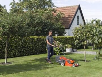 Der Husqvarna LC347VLi mit Antrieb schafft bis zu 1350 Quadratmeter. 