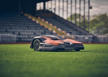 Gebaut fr autonome, sichere Grnpflege: Der CEORA Mhroboter von Husqvarna zeichnet sich durch geringe Bodenbelastung, ein sicheres Mhsystem und eine Objekterkennung und -vermeidung aus. 