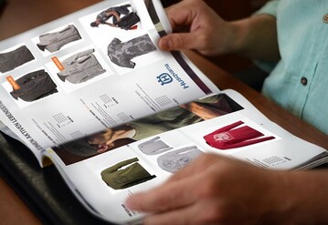 Der neue Fanartikel-Katalog ist in Deutschland ab sofort bei allen teilnehmenden Husqvarna-Fachhndlern erhltlich sowie online unter: www.husqvarna.de/fan. 