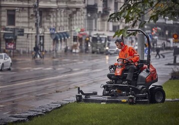 Der Husqvarna P 535HX Hybrid-Rider fhrt elektrisch und mht kraftstoffbetrieben  auf Wunsch sogar mit HVO100 Bio-Diesel. 
Kunden erhalten von September bis November 2021 beim Kauf des Hybrid-Frontmhers eine Husqvarna Umweltprmie. 