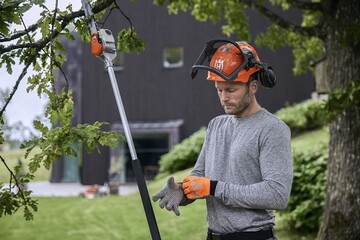 Egal welche Saison, Temperatur oder Wetterbedingung vorherrscht - Dank dem breiten Sortiment an Husqvarna Schutzbekleidung sind Outdoor-Helden jederzeit perfekt und sicher angezogen. 