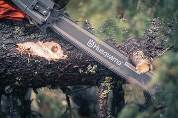 Leichtgewicht, Manvrierbarkeit, hohe Lebensdauer  mit der Husqvarna-eigenen X-TOUGH LIGHT Schiene profitieren Anwender von einer hheren Produktivitt bei ihrer tglichen Arbeit mit der Kettensge. 